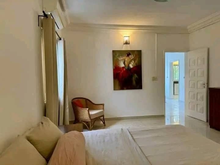 Chambre avec fauteuil et tableau