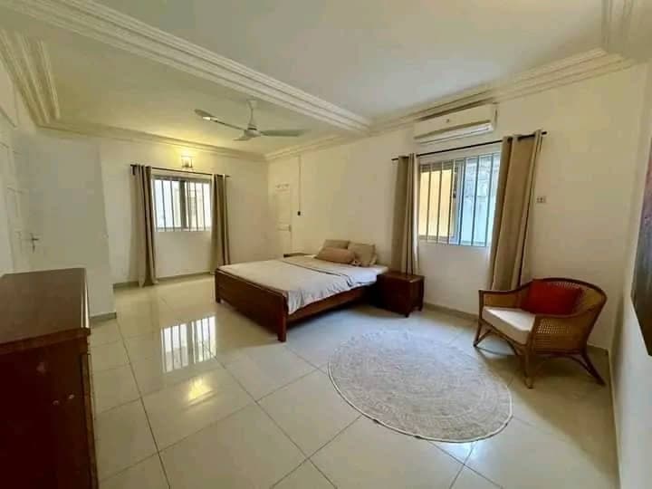 Chambre avec tapis et fauteuil