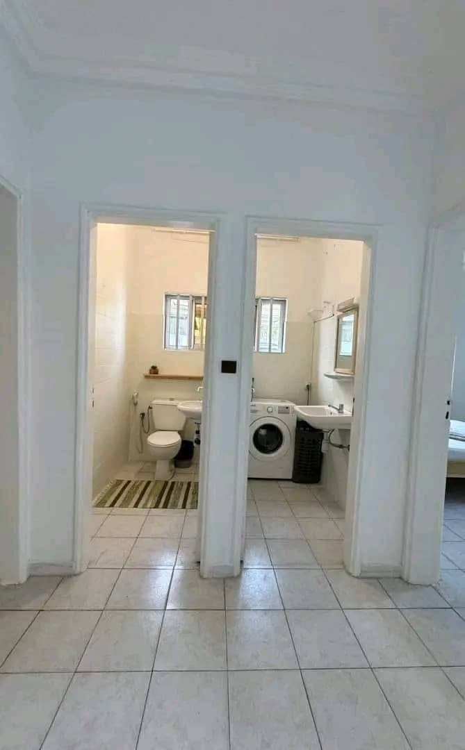 Salle d’eau avec lave-linge