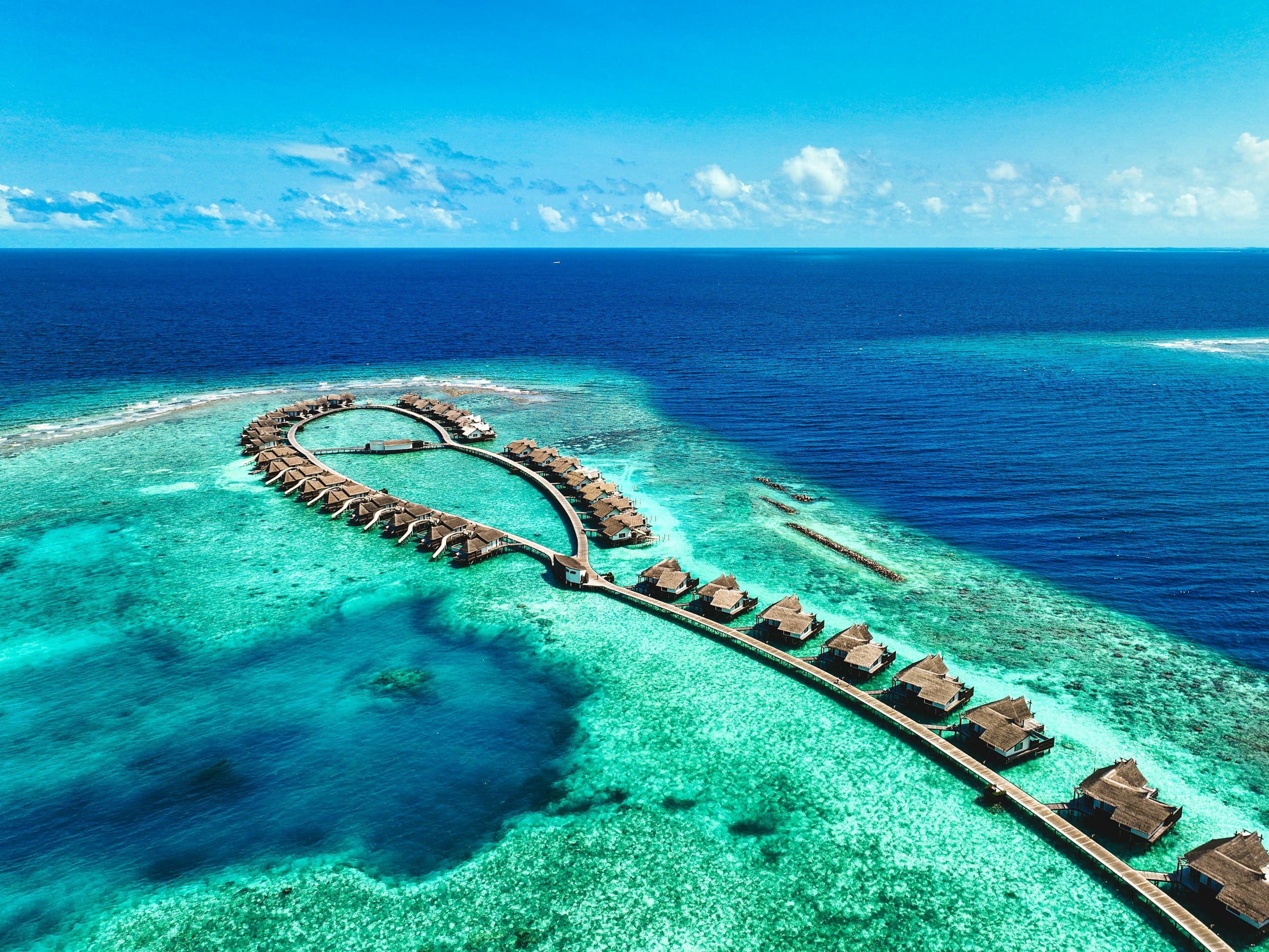 Lagon et bungalows sur pilotis aux Maldives