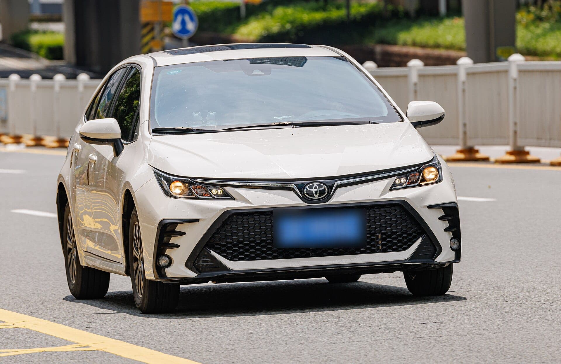 Toyota Corolla berline blanche en circulation